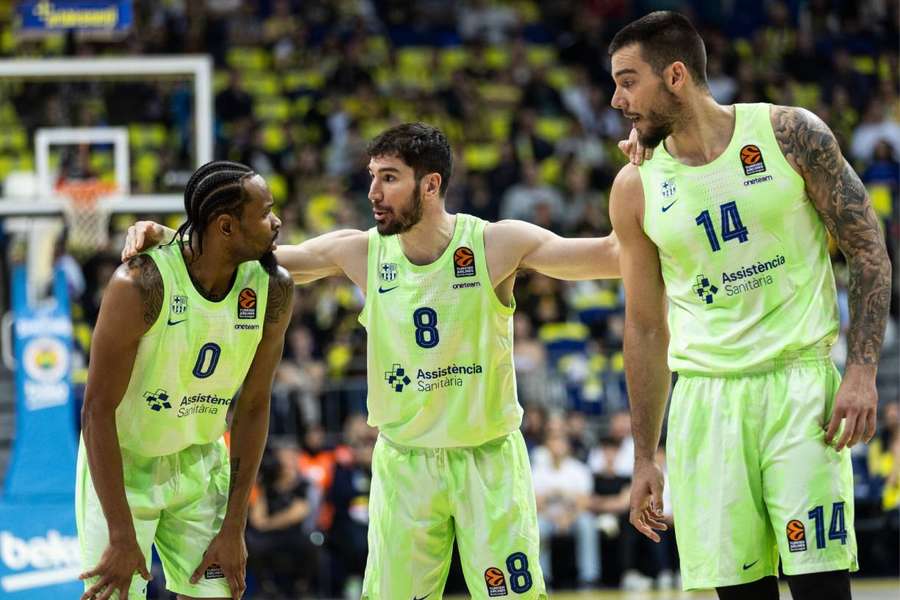 Brizuela, Punter y Willy organizando el equipo