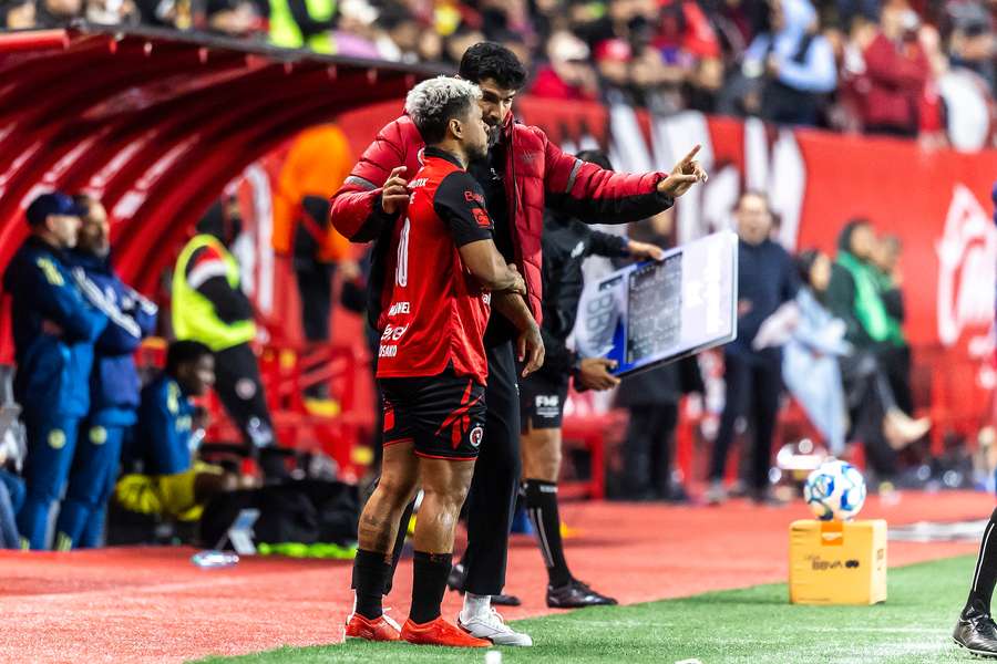 Abreu da órdenes a un jugador