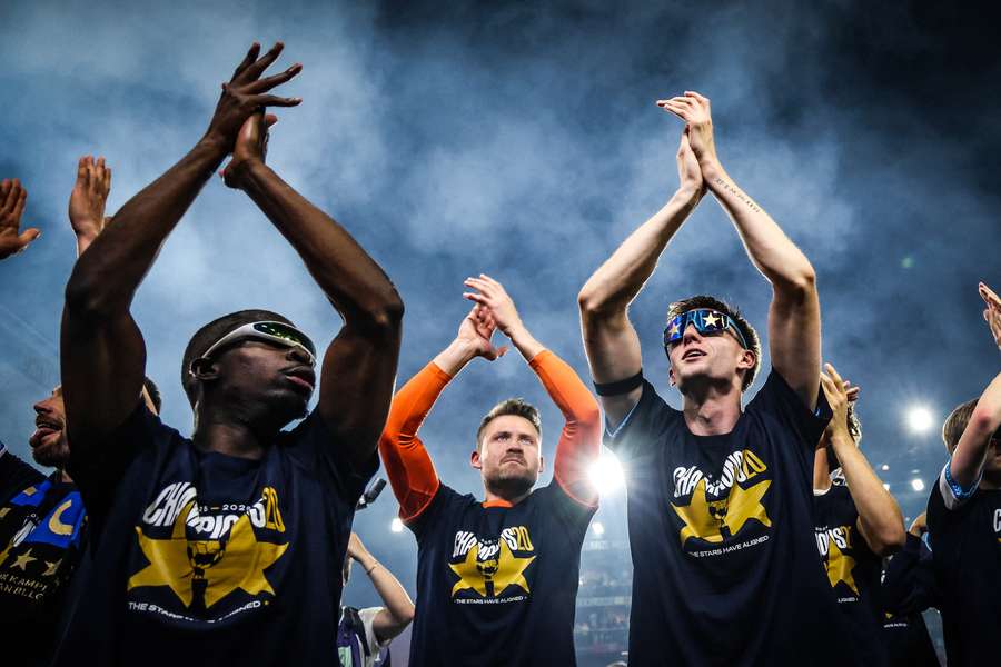Les joueurs de Bruges célébrant leur titre. Les joueurs de Bruges célébrant leur titre.