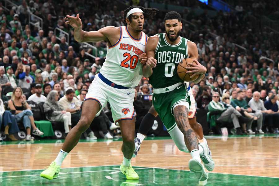 Karl Anthony Towns (links) en Jayson Tatum in duel