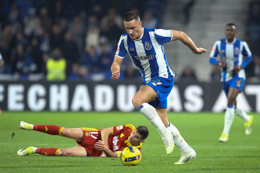 Portista Deniz Gul em lista alargada da Turquia para o play-off Portista Deniz Gul em lista alargada da Turquia para o play-off