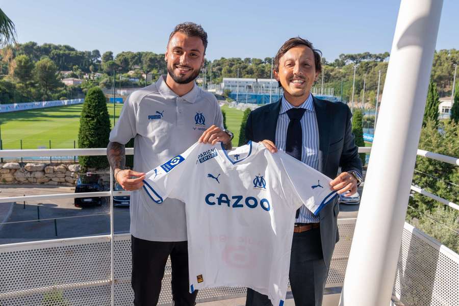 Jonathan Clauss, left, poses with his new Marseille shirt