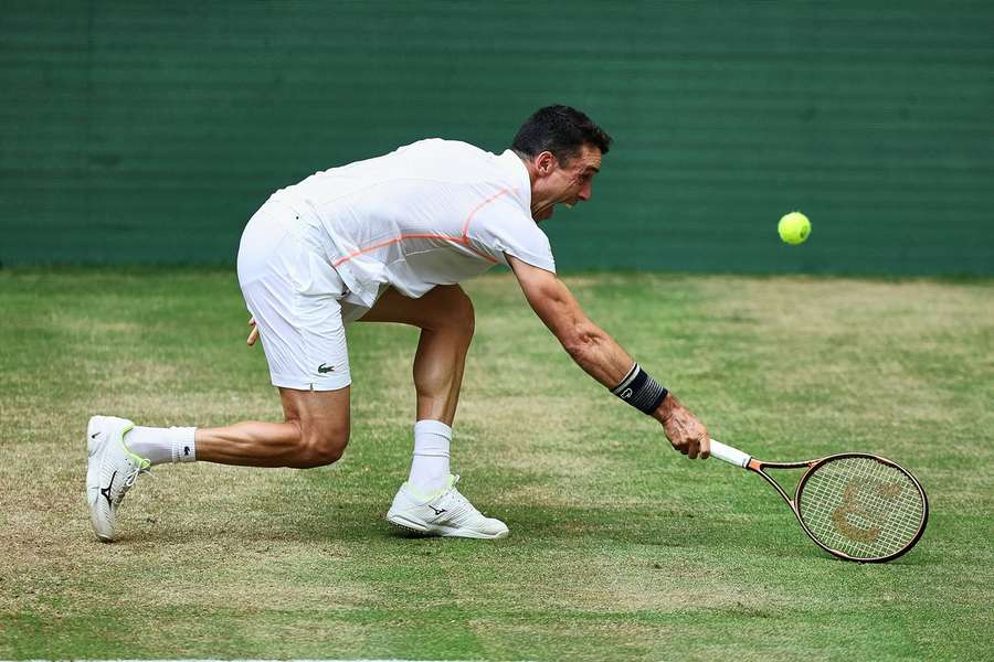 Em Wimbledon, Roberto Bautista Agut ainda estava em plena ação, mas agora caiu de cavalo.