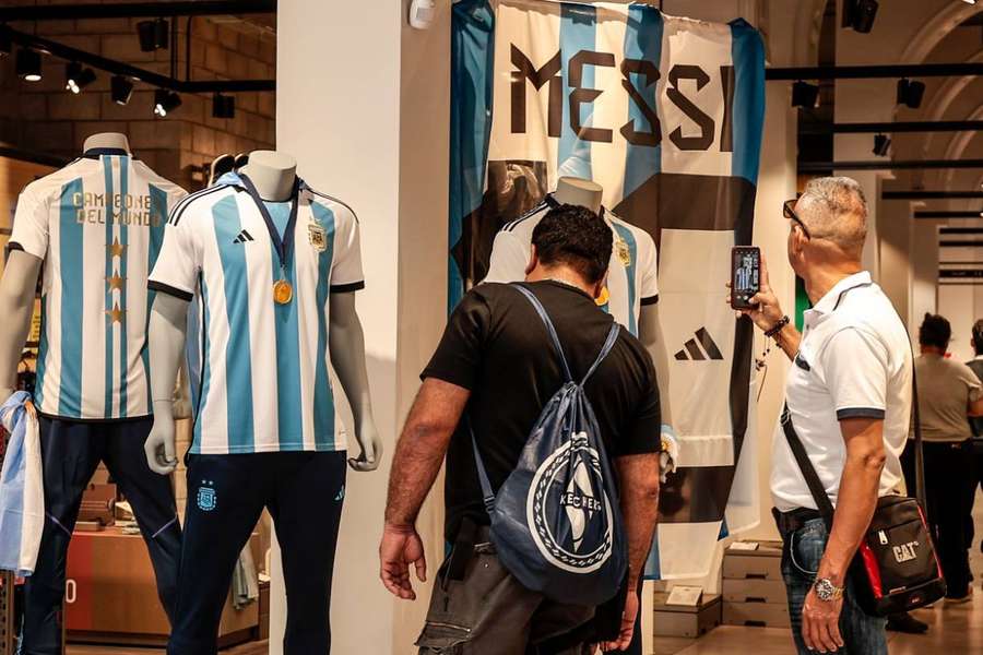 Argentinos vão em busca de camisa histórica do tricampeonato mundial