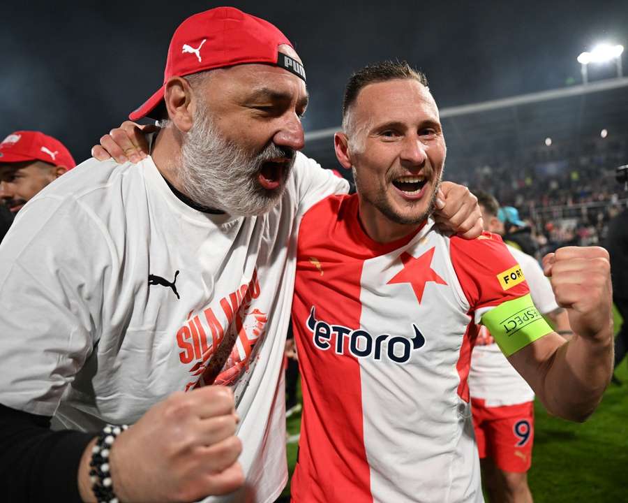 Jindřich Trpišovský a Jan Bořil slaví zisk titulu.