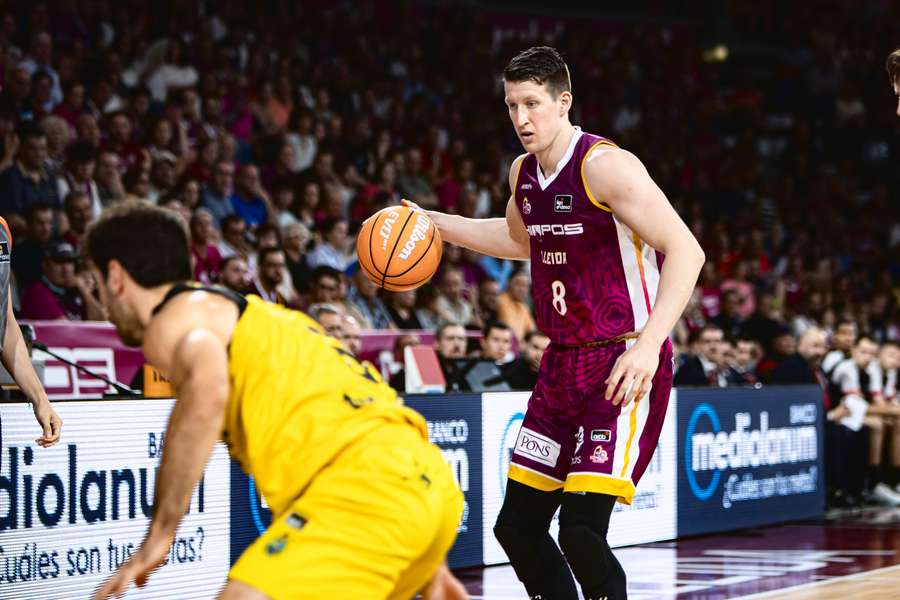 Luka Bozic, con el balón en su mano derecha