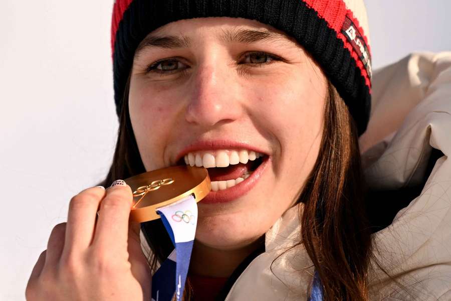 Maděrová také vyztkoušela pevnost zlaté medaile.