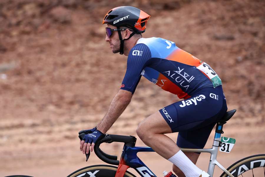 Simon Yates op de fiets in Saudi-Arabië