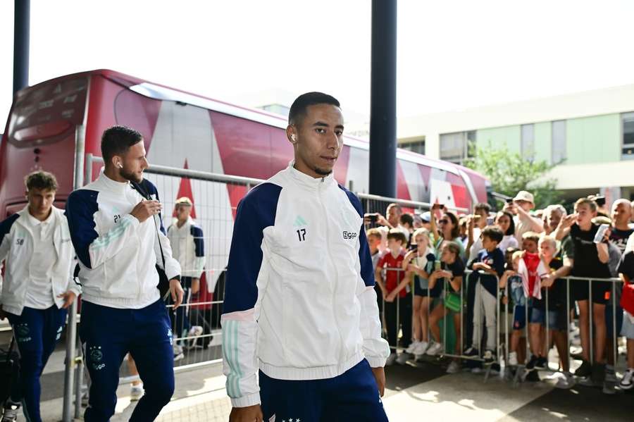 Annas Saleh-Eddine en de rest van de Ajax-selectie komen aan in Sittard