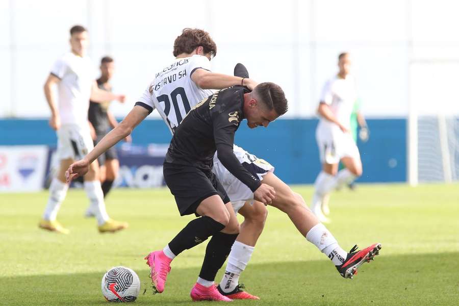 Gustavo Sá em disputa de bola