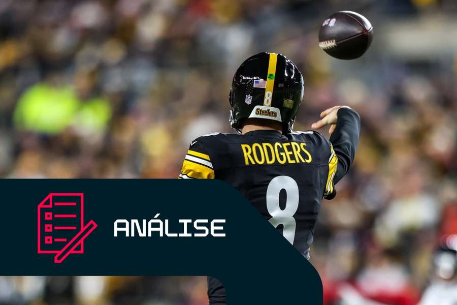 O quarterback Aaron Rodgers faz um passe para o Steelers. 