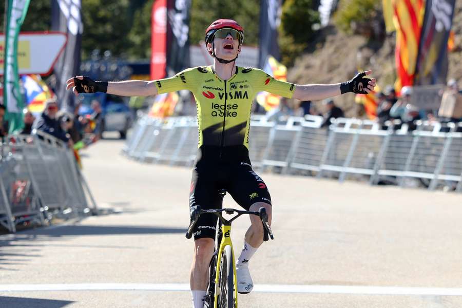 Le Danois Jonas Vingegaard célèbre sa victoire lors de la 5e étape du Tour de Catalogne 2026, entre La Seu d’Urgell et la station de La Molina, le 27 mars 2026.
