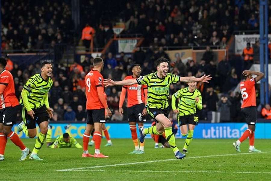 Líder Arsenal sofre para vencer em Luton, Wolves volta às vitorias