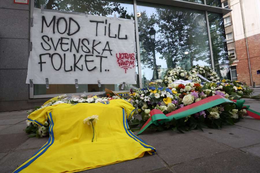 Blomster lagt af den svenske statsminister Ulf Kristersson