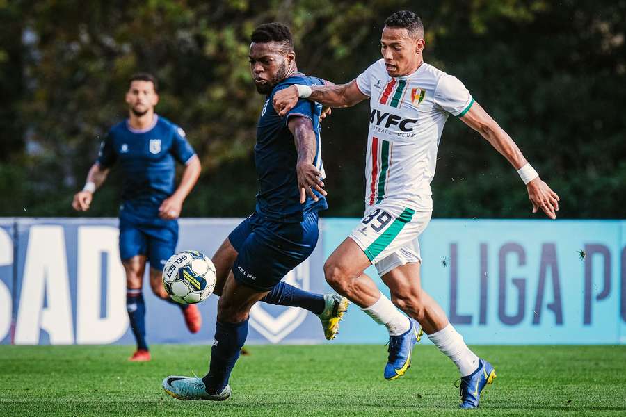Gustavo Henrique (dir) marcou o segundo golo consecutivo no campeonato