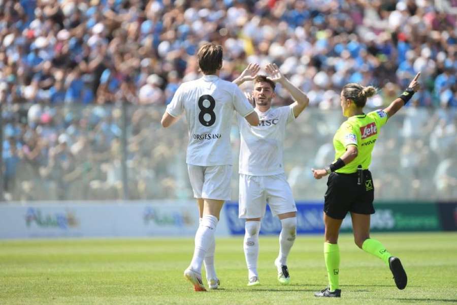 McTominay celebra con Gilmour tras el gol