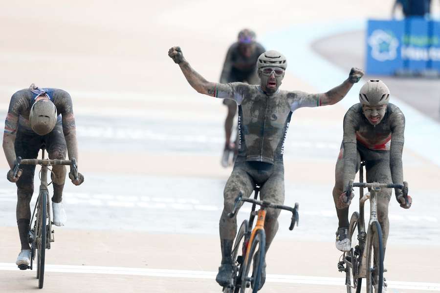 Colbrelli nach seinem legendären Triumph auf der Strecke Paris-Roubaix 2021