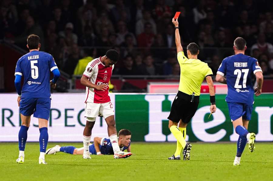 Silvano Vos ontving donderdag een rode kaart bij zijn Europa League-debuut voor Ajax