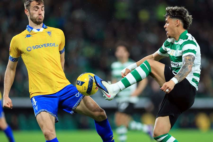 Ferro perante Maxi Araújo no Sporting-Estoril