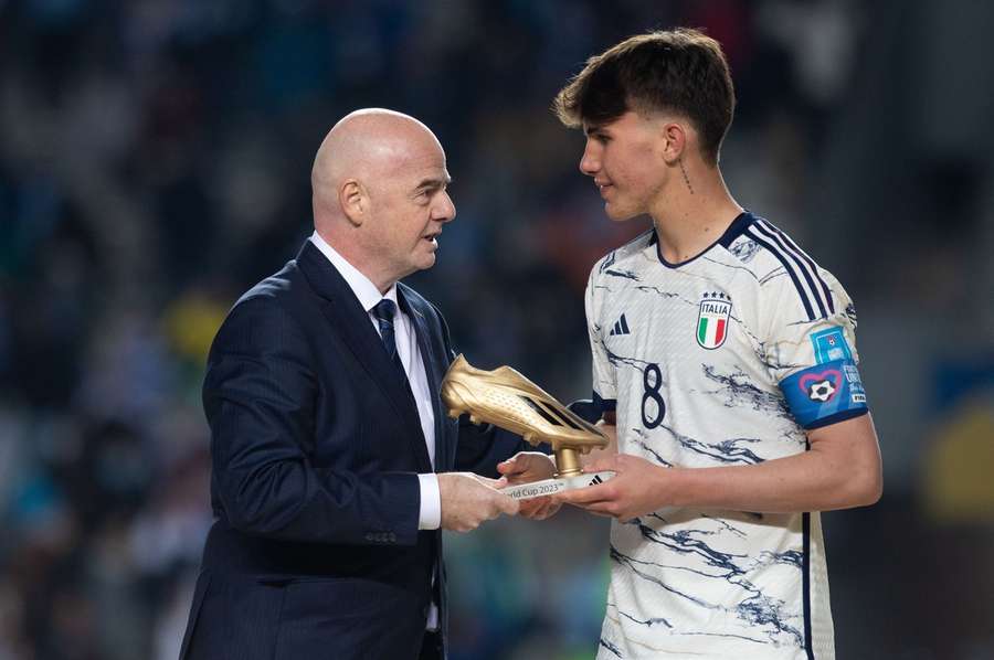 Casadei met de prijs voor de topscorer van het WK U20