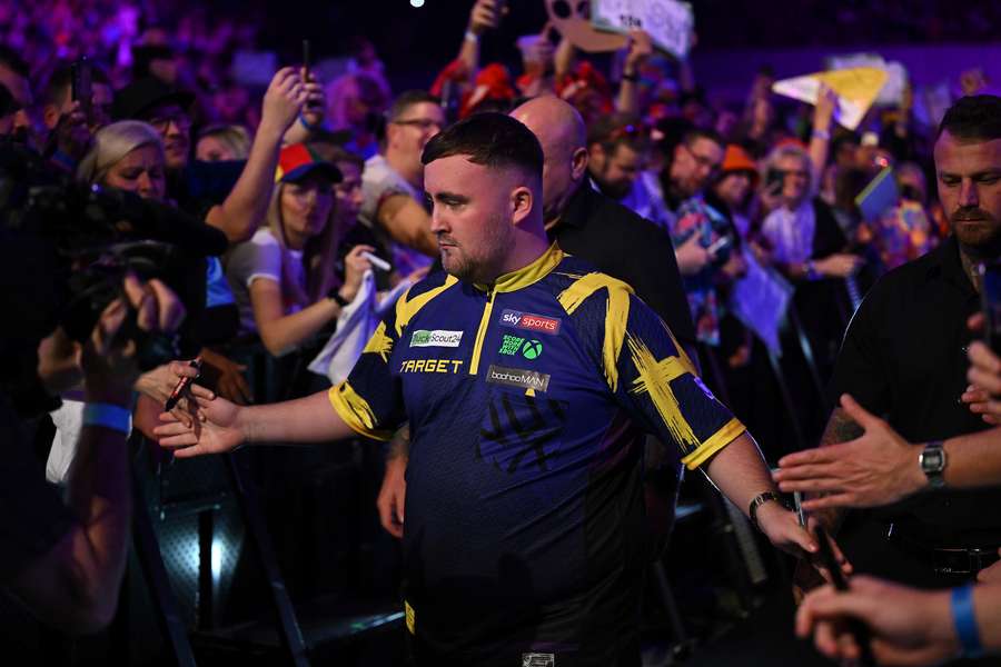 Luke Littler kann nun auch selbst zu Turnieren fahren. Luke Littler kann nun auch selbst zu Turnieren fahren.