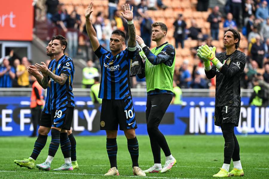Los jugadores del Inter saludan a su afición tras perder ante la Roma