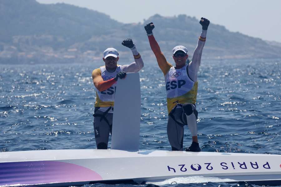 Diego Botín y Florian Trittel celebran su oro en el 49er de vela