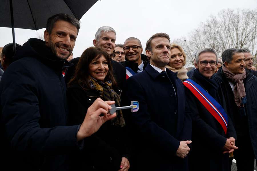 Macron na entrega da chave da Aldeia Olímpica a Tony Estanguet, o presidente do Comité Organizador