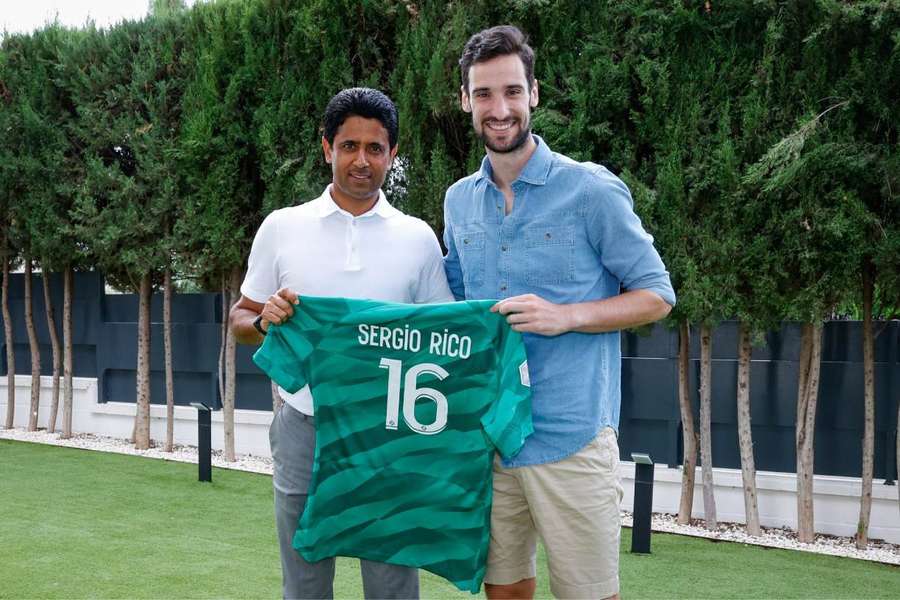 Al Khelaifi, con Sergio Rico, al que entregó una camiseta. 