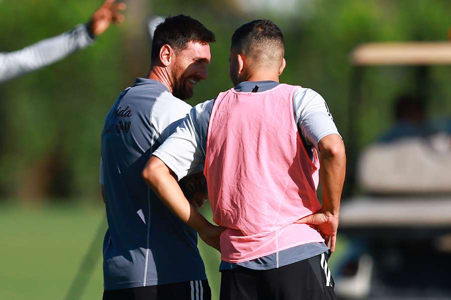 Miradas cómplices entre Leo Messi y Jordi Alba