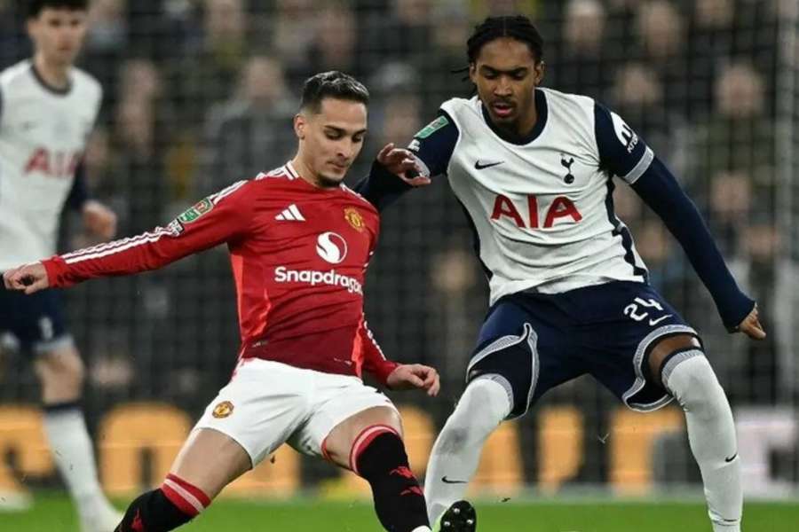 Antony deve deixar o United ainda em janeiro