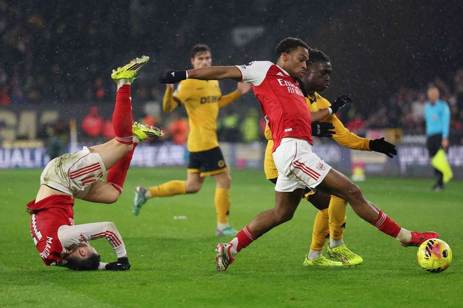 Arsenal tropeçou no Molineaux