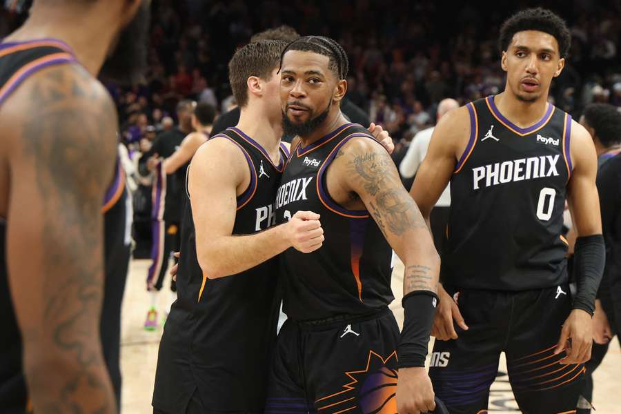 Les Suns célébrant leur victoire.