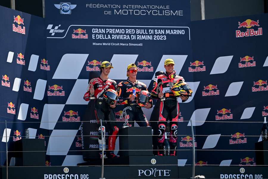 O pódio de Moto2 com Acosta, Vietti e López