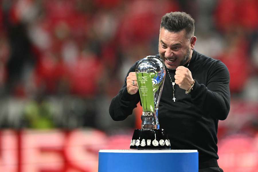 Mohamed mira con deseo la copa que ya es suya