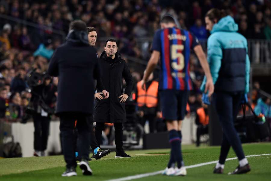 Capitão Busquets desfalca o Barcelona devido a entorse