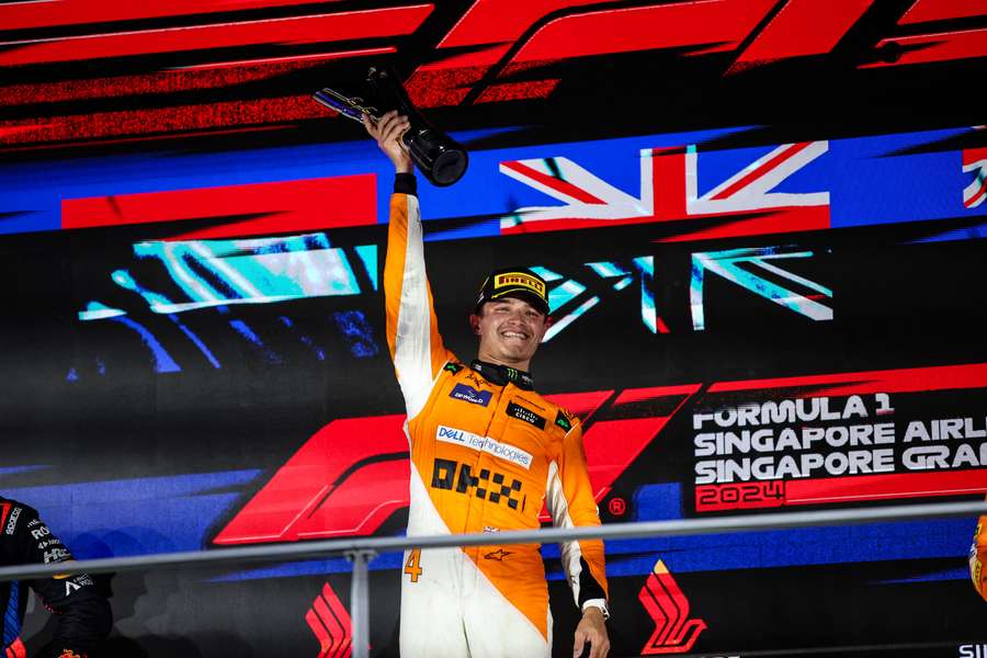 Lando Norris, a celebrar a sua vitória em Singapura