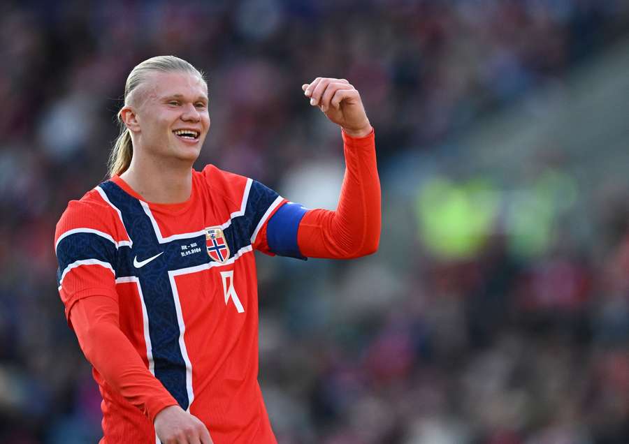 Erling Haaland z Norwegii reaguje podczas towarzyskiego meczu z Szwajcarią