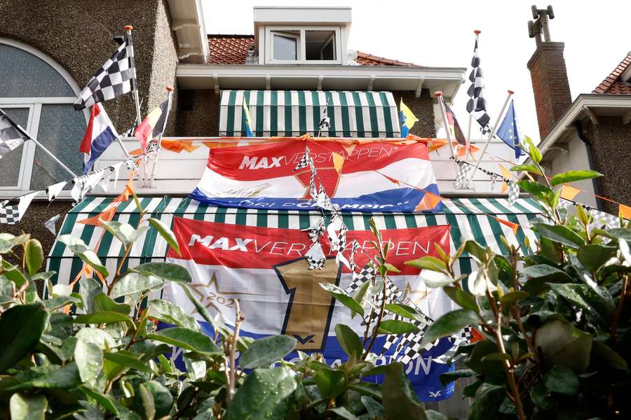 Bandeiras dos fãs holandeses para Max Verstappen, da Red Bull, colocadas na fachada de uma casa