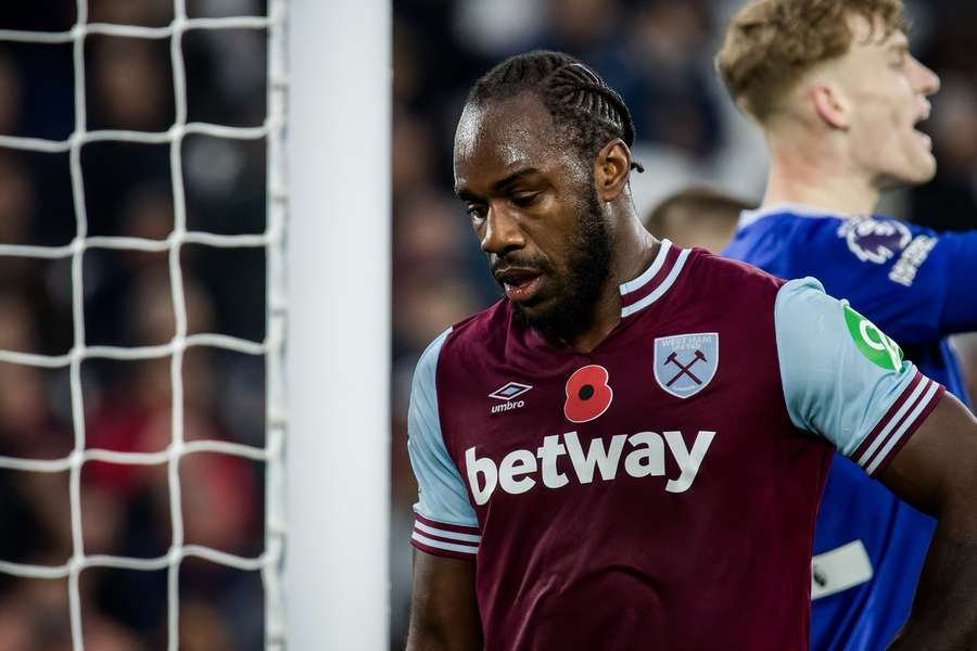 Michail Antonio kann Jamika in diesem Match nicht beistehen.