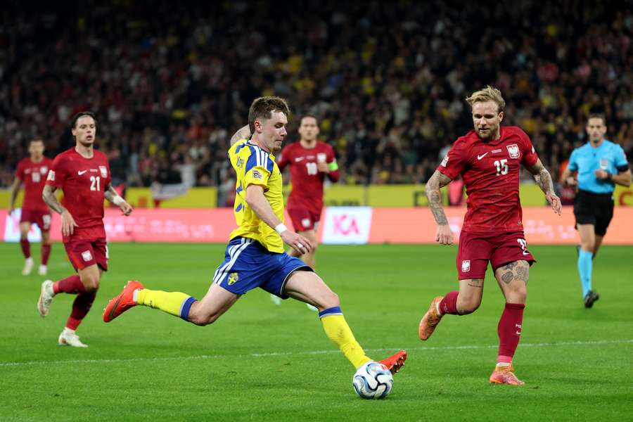 Patrik Walemark podaje piłkę pod presją Polaka Tymoteusza Puchacza podczas meczu Ligi Narodów UEFA 2026/27 pomiędzy Szwecją a Polską. Patrik Walemark podaje piłkę pod presją Polaka Tymoteusza Puchacza podczas meczu Ligi Narodów UEFA 2026/27 pomiędzy Szwecją a Polską.
