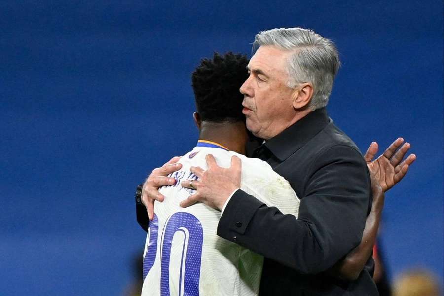 O abraço afetuoso de Ancelotti em Vinicius Júnior