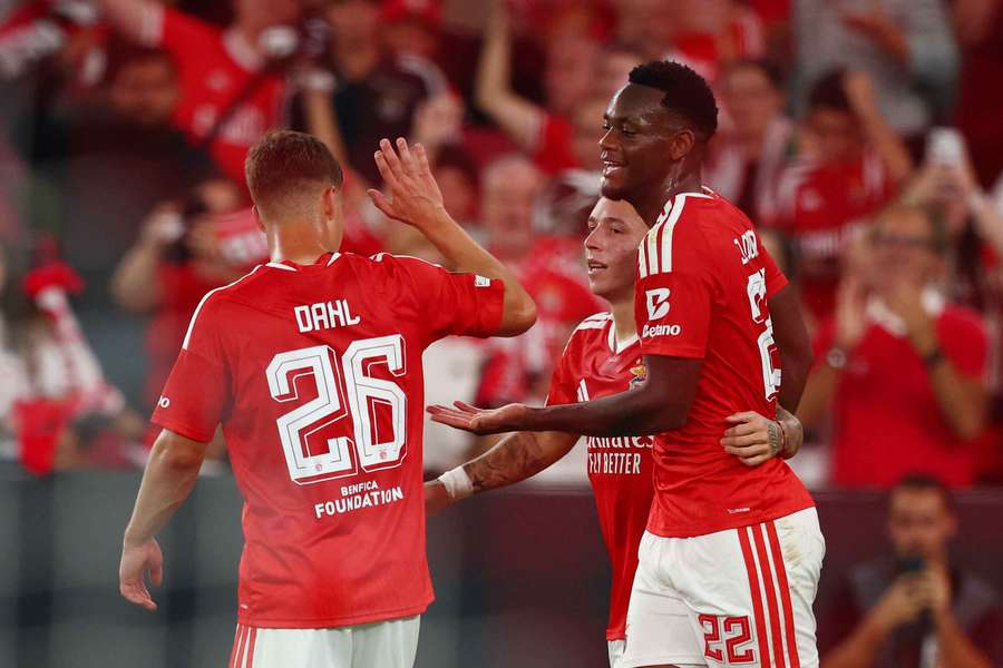 Jhon Durán tinha sido titular frente ao Celtic Jhon Durán tinha sido titular frente ao Celtic