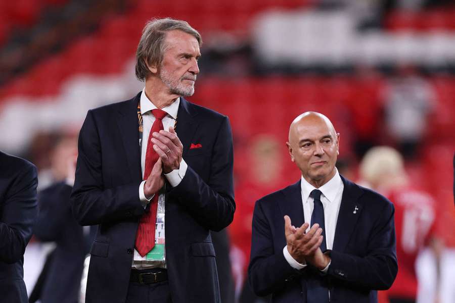O coproprietário do Manchester United, Sir Jim Ratcliffe, ao lado do presidente do Tottenham, Daniel Levy