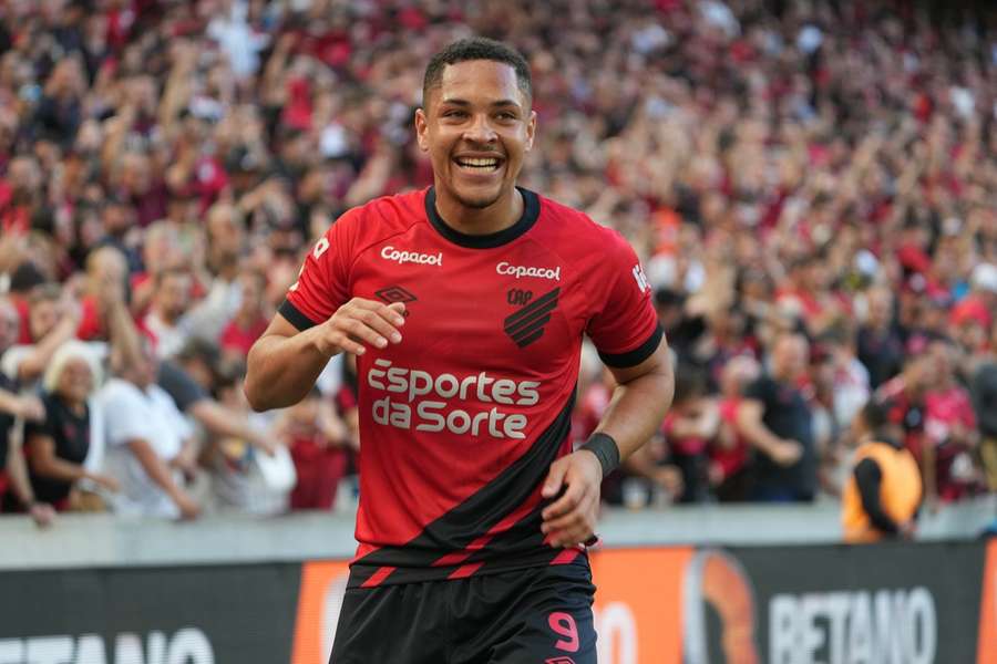 Vitor Roque foi decisivo em mais uma vitória do Athletico Paranaense