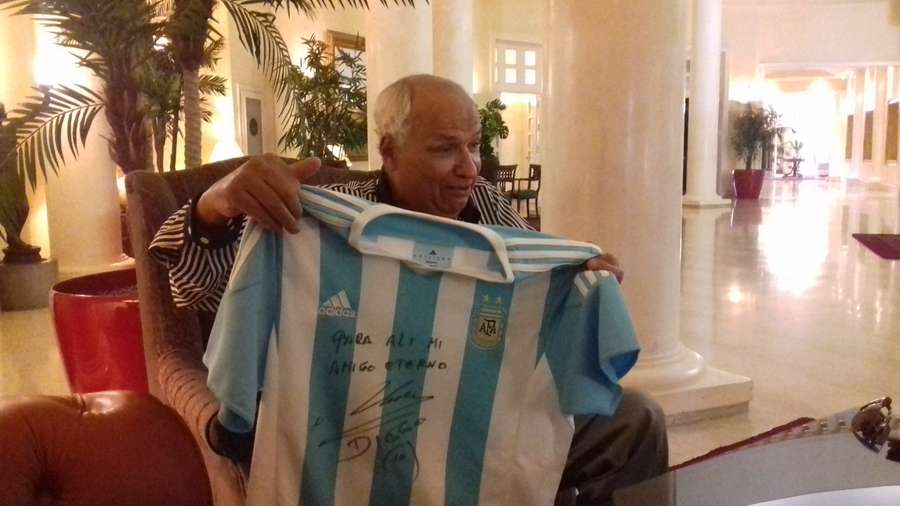 Bennacer com a camisola assinada por Maradona Bennacer com a camisola assinada por Maradona