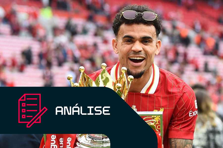 Luis Diaz, jogador do Liverpool, festeja com o troféu da Premier League após o jogo entre o Liverpool e o Crystal Palace