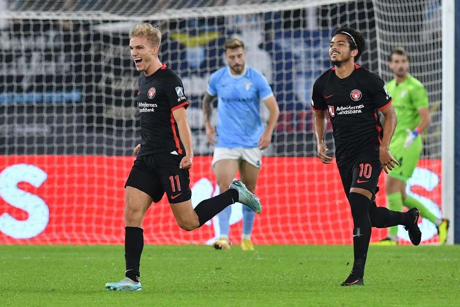 Gustav Isaksen celebra uno dei gol segnati in Europa League alla Lazio con la maglia del Midtjylland 
