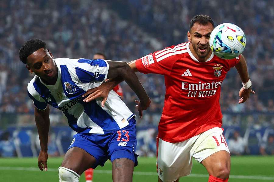 Pavlidis perante Pablo Rosario no FC Porto-Benfica Pavlidis perante Pablo Rosario no FC Porto-Benfica