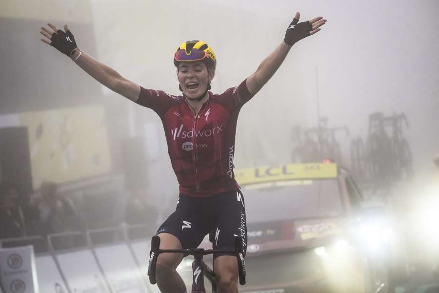 Demi Vollering toils through the mountain-top fog to win the seventh stage of the Women's Tour de France and take the overall lead